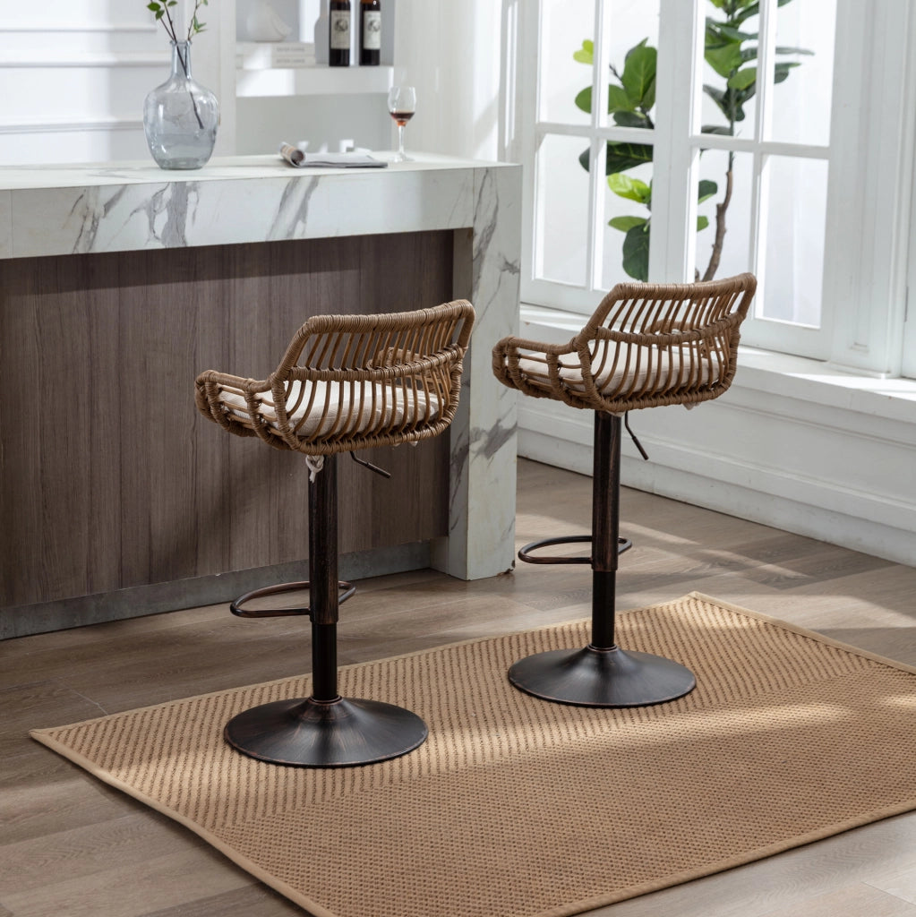 Set 2 sgabelli bar girevoli regolabili beige in rattan