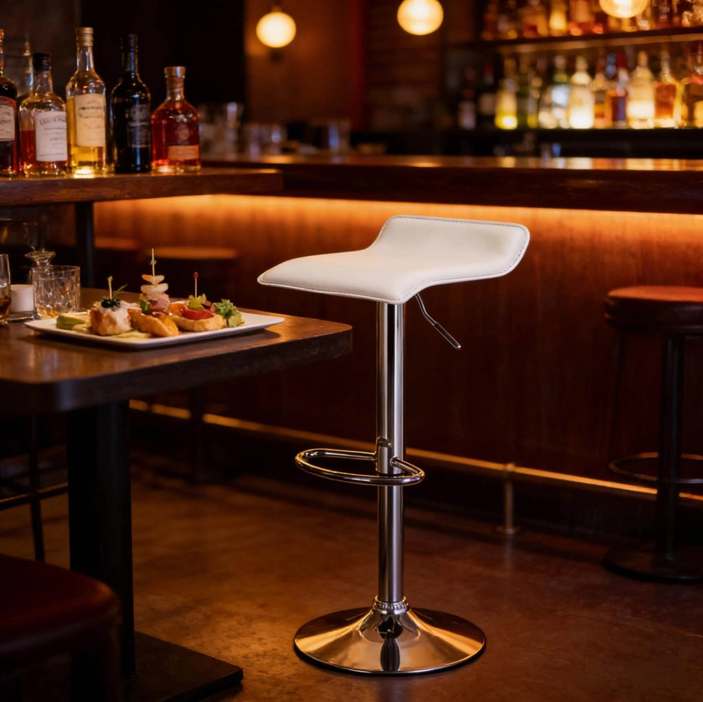 Sgabello da Bar Girevole con Seduta in Pelle Sintetica Bianco Regolabile in Altezza