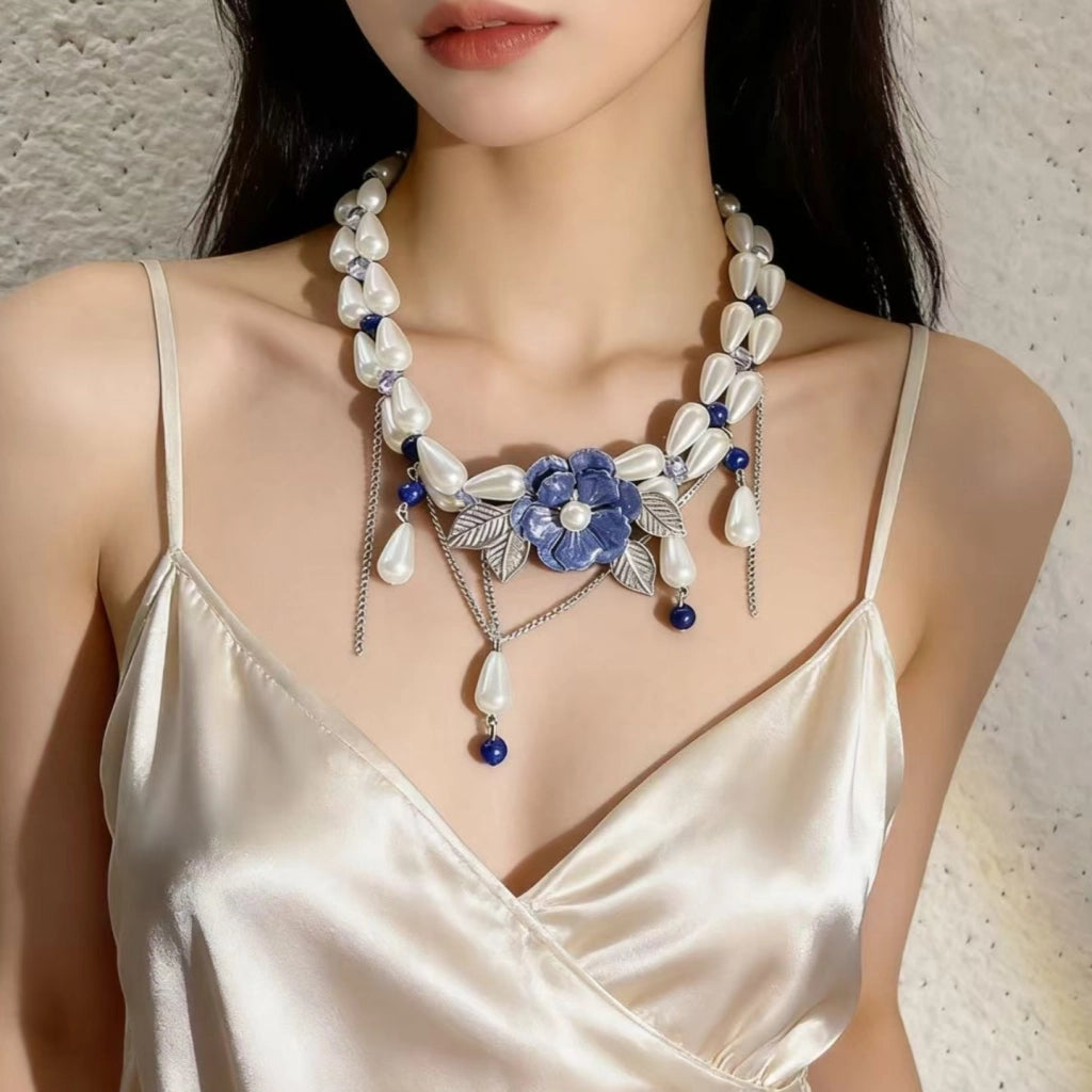 Collana con fiore 3D blu a goccia e nappa di perle
