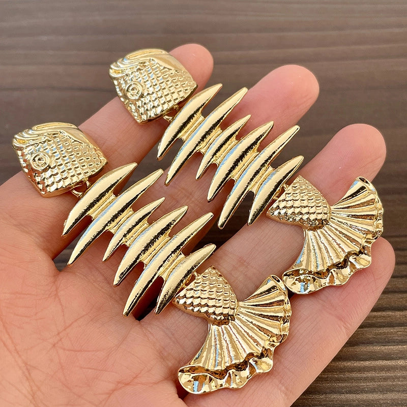 Orecchini a spina di pesce in oro, dal design esagerato europeo e americano.