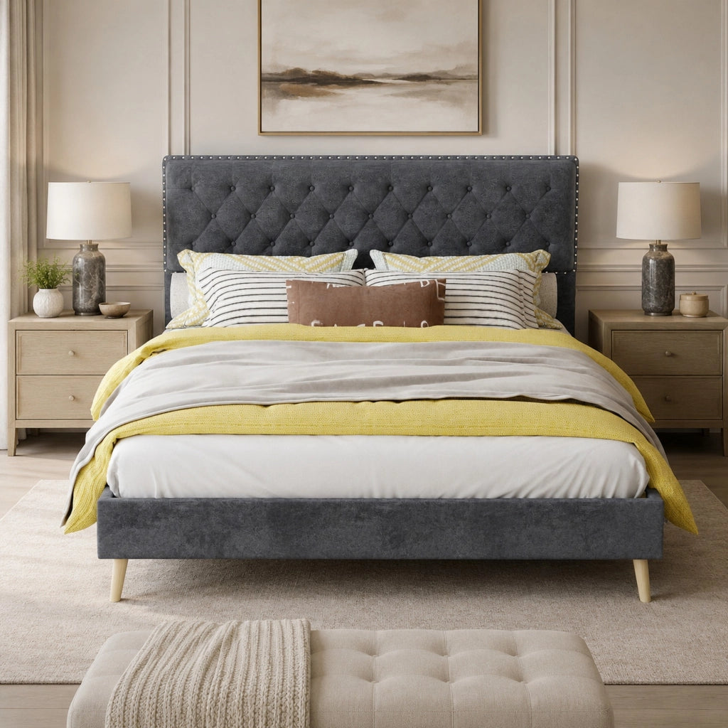 Letto 140 × 200 cm con testiera alta rivestito in velluto grigio con rete a doghe e borchie decorative