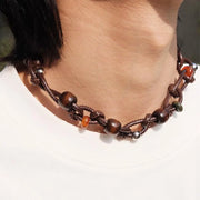 Collana fatta a mano con perline di legno marrone: cordino in pelle regolabile