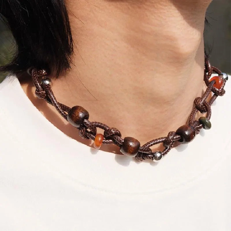 Collana fatta a mano con perline di legno marrone: cordino in pelle regolabile