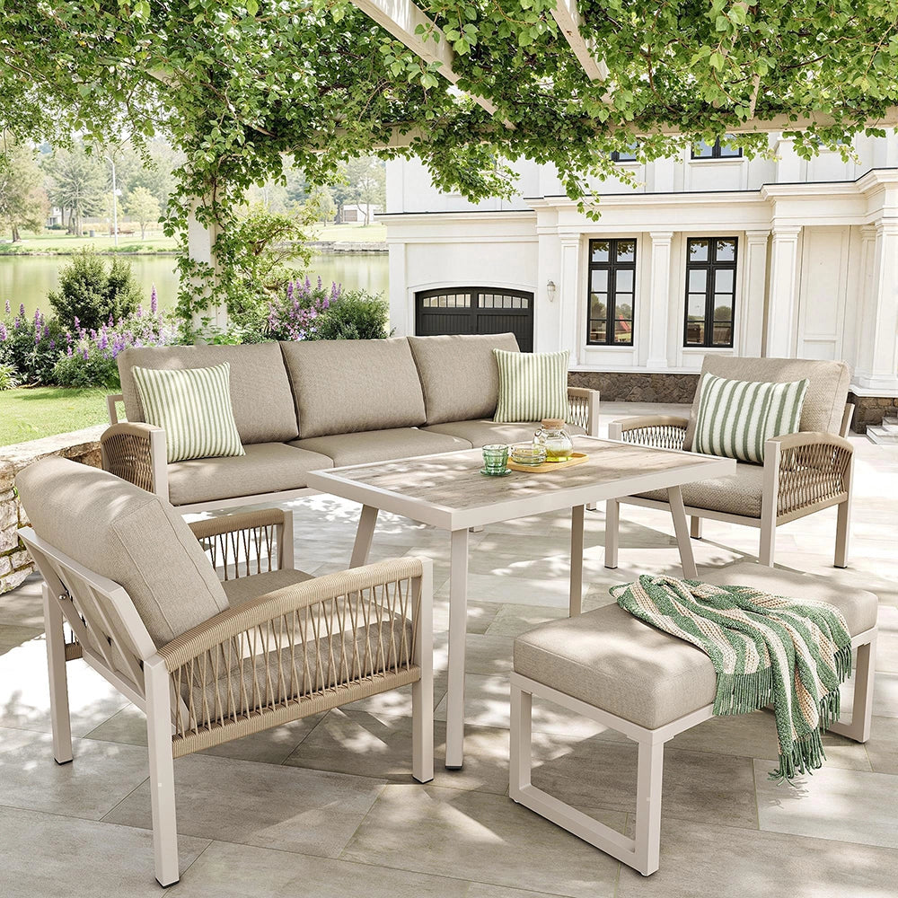 Set da giardino intrecciato a mano per 7 persone - Xylo - Struttura in ferro robusta con cuscini beige e tavolo in vetro effetto legno