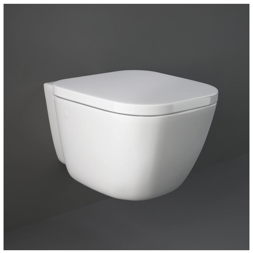 Coppia sanitari sospesi Rak serie One in ceramica con copriwc avvolgente