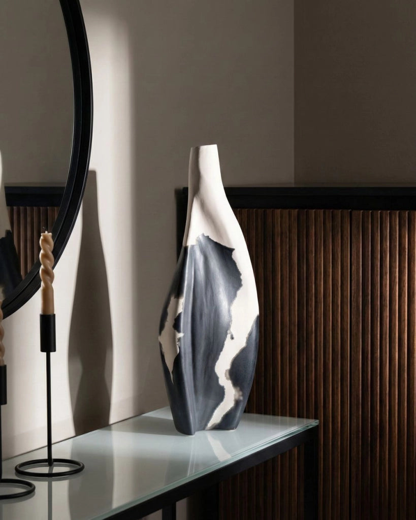 Vaso decorativo in legno di mango beige e nero realizzato a mano con collo stretto