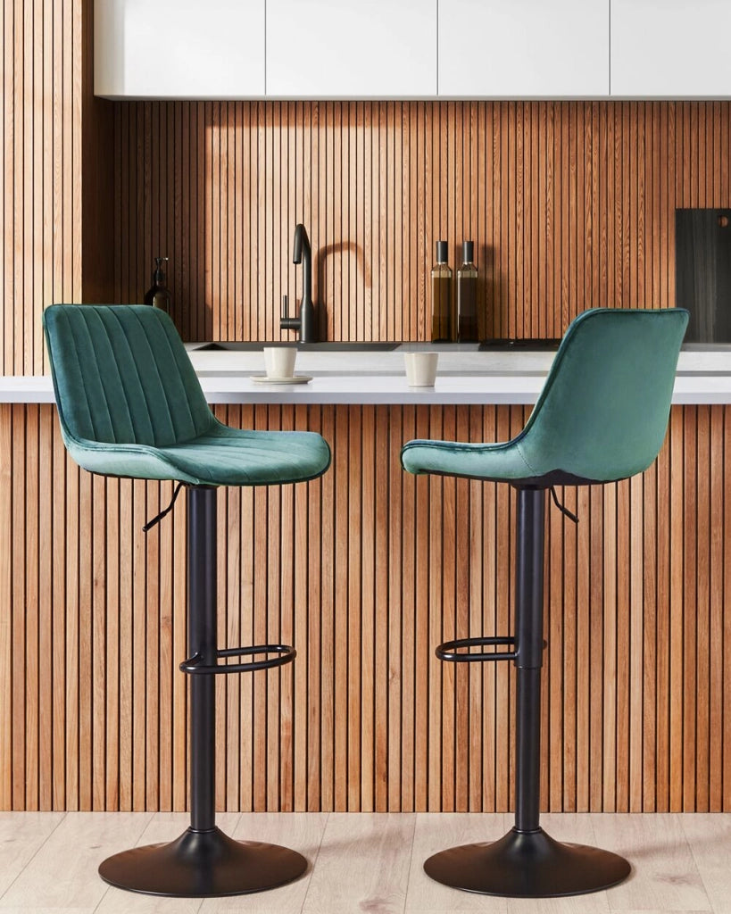 Set di 2 sedie da bar in velluto verde smeraldo gambe in acciaio nero senza braccioli set da pranzo salotto soggiorno moderno