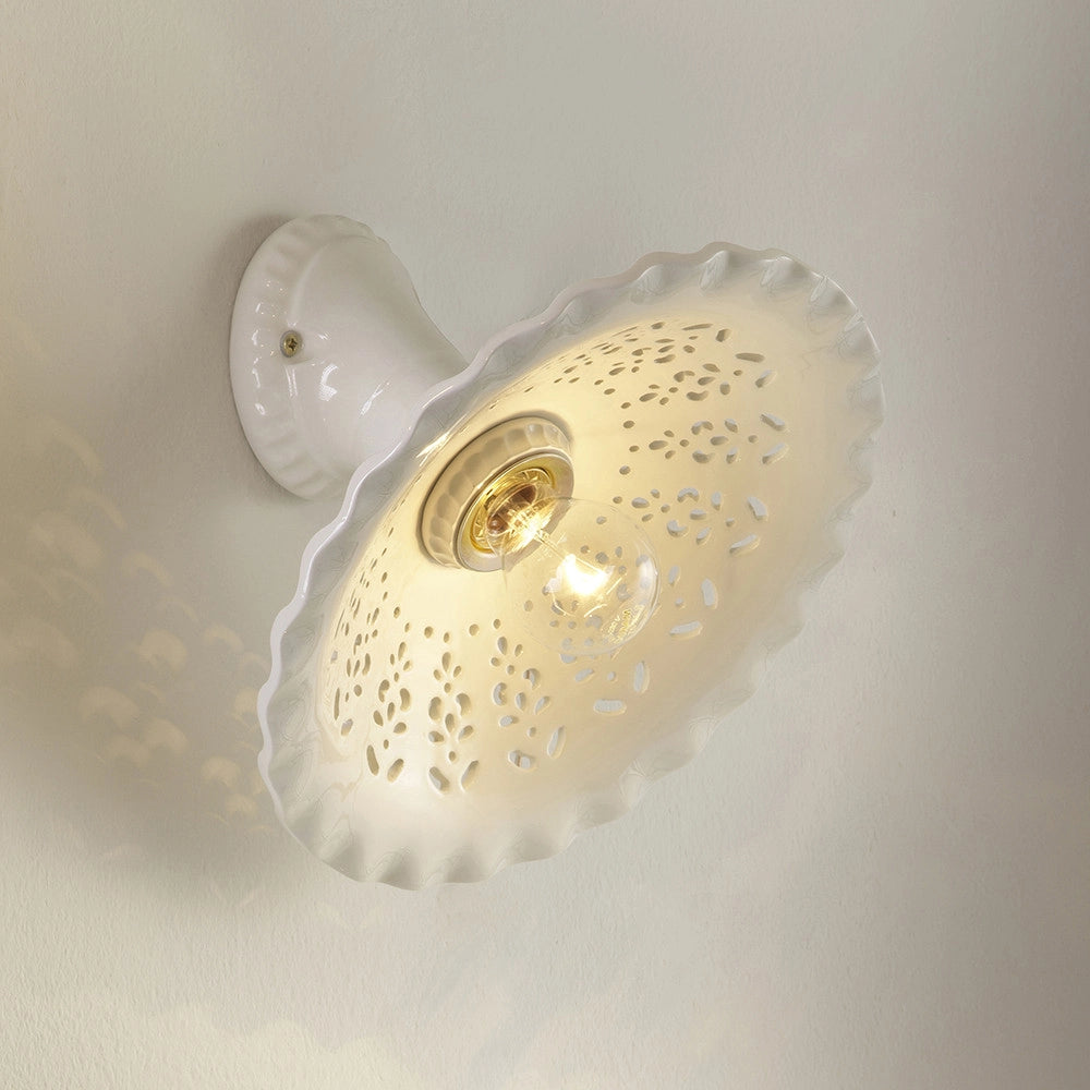 MERLETTO Applique da Parete in Ceramica Traforata Ø30 con Base Obliqua