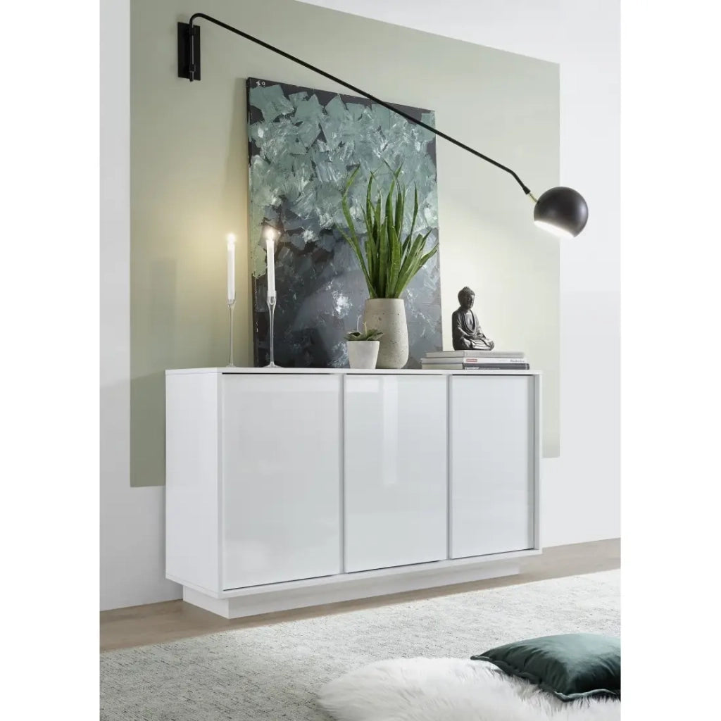 Buffet 3 ante, collezione CREAM, colore bianco lucido, ideale per un soggiorno o una sala da pranzo design.