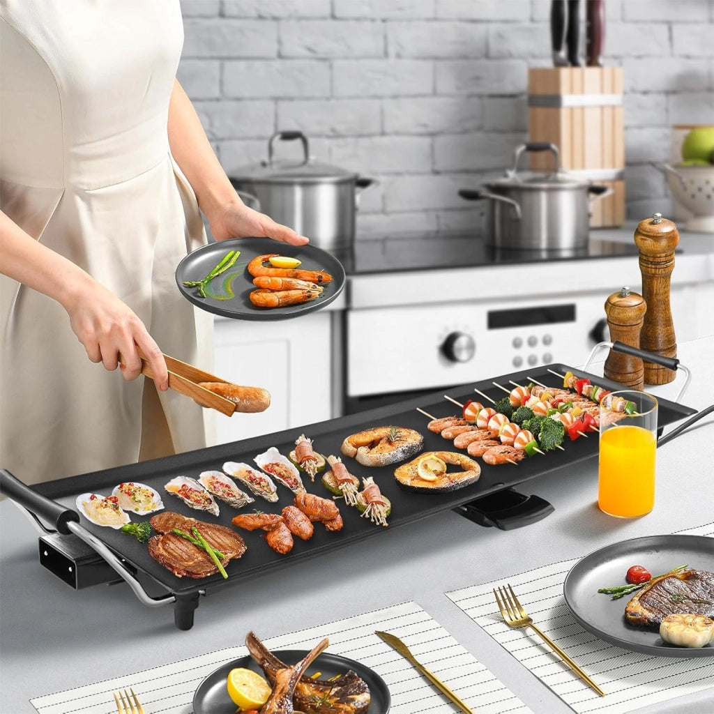 Piastra Elettrica 1800W, Barbecue Elettrico 5 Livelli di Temperatura, con Rivestimento Antiaderente, 6 Piccolo Supporto per Padella, per Cucinare, Grigliare (Piastra Liscia 90 X 23 CM)