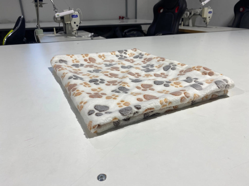 AIO FACTORY Coperta in pile 70x50 cm bianca con zampe marrone-grigio per cuccia per cani