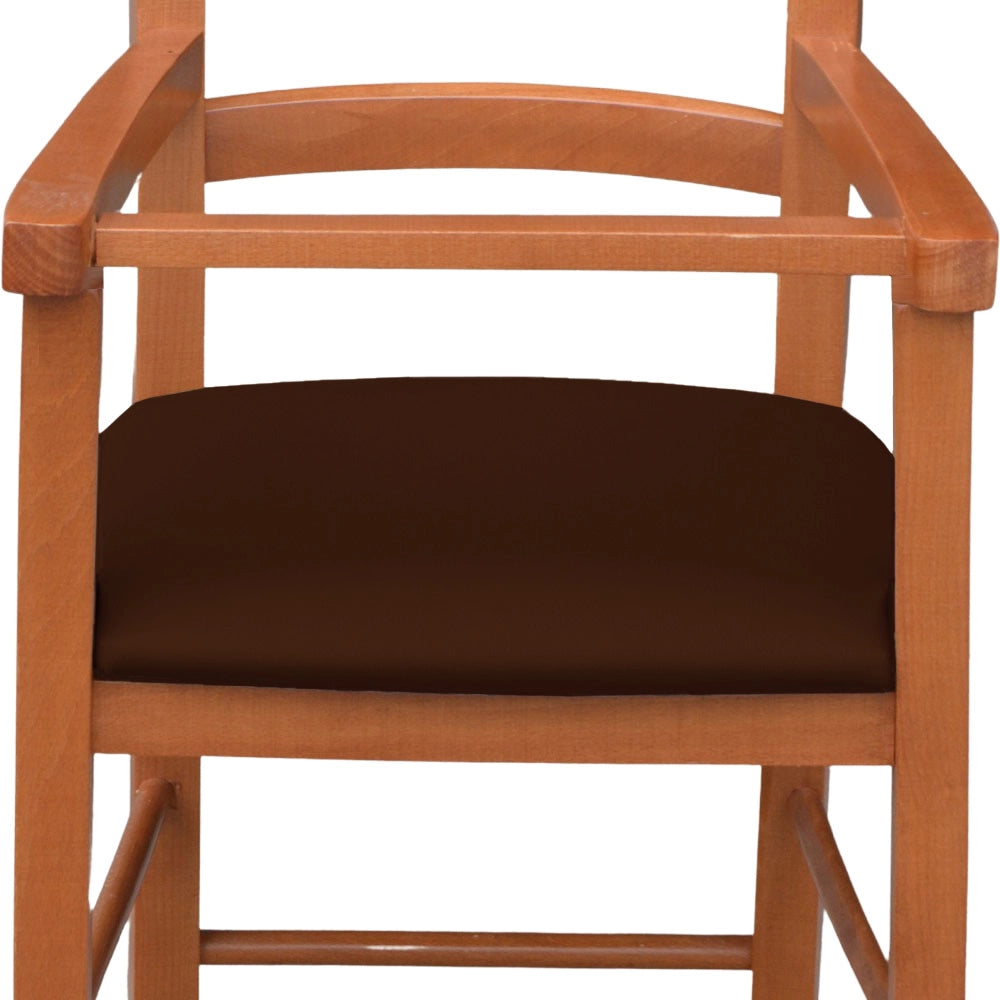 Seggiolone in legno color ciliegio con seduta imbottita in similpelle marrone