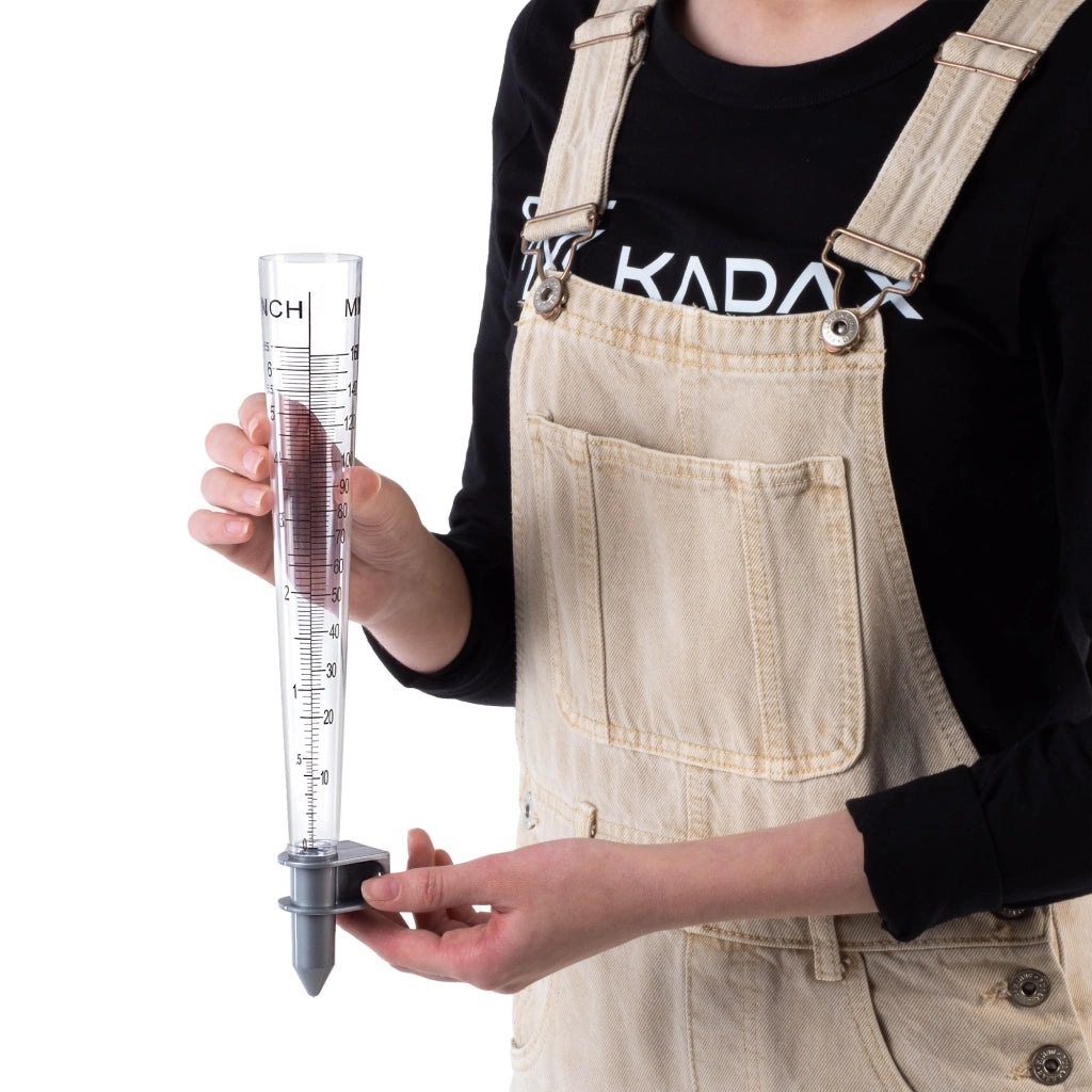 Pluviometro KADAX, totalizzatore per la misurazione delle precipitazioni, inserito in acqua.