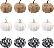 Set di finte zucche decorative - tema raccolta con tessuto a righe - atmosfera autunno e Halloween.