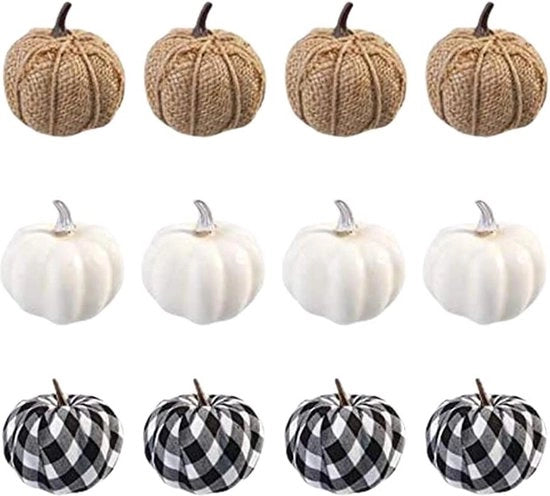 Set di finte zucche decorative - tema raccolta con tessuto a righe - atmosfera autunno e Halloween.