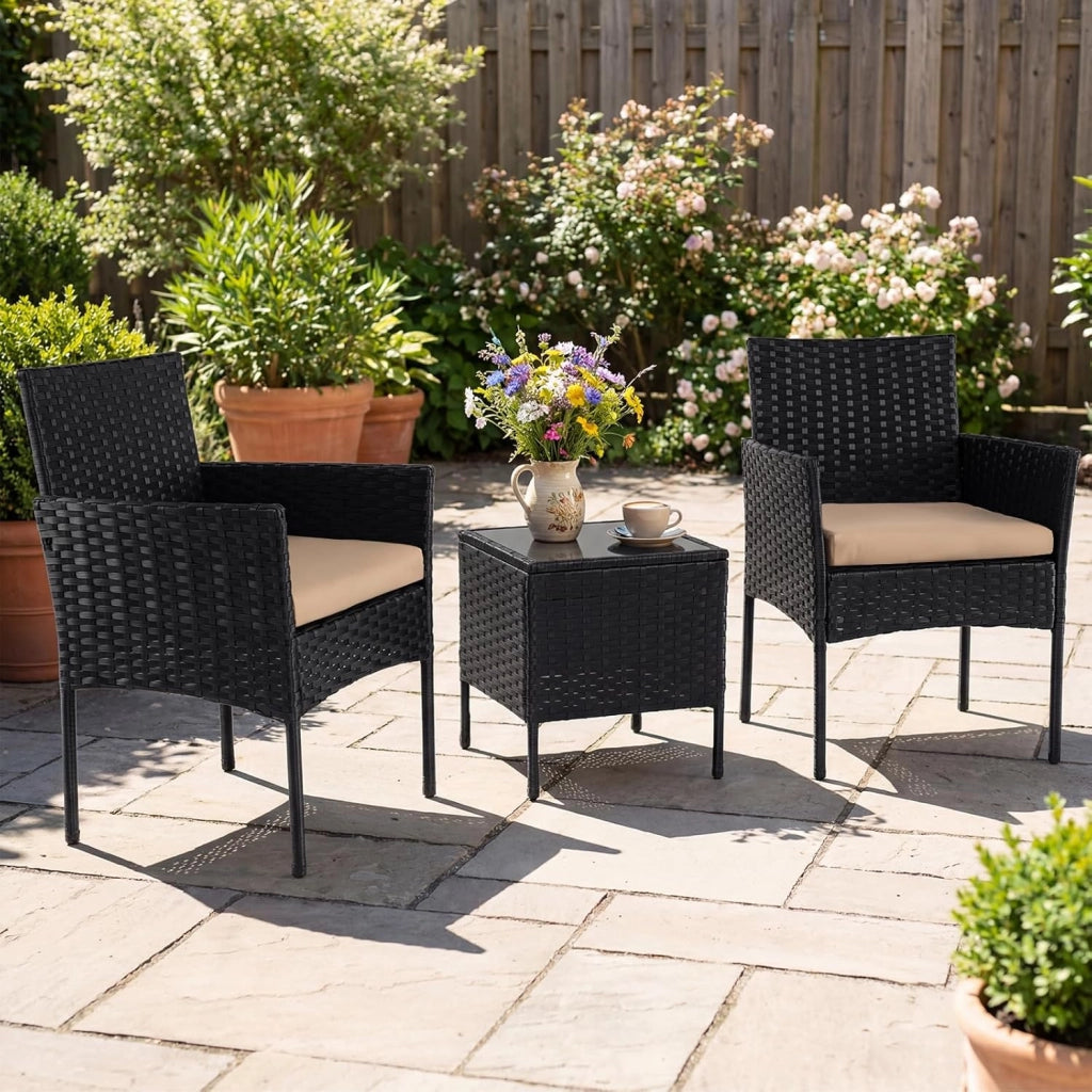 Set Mobili da Giardino in Rattan PE, 2 Poltrone con Cuscini Morbidi e 1 Tavolino con Piano in Vetro Temperato, Piedini Protettivi, Struttura in Metallo Rinforzato (Beige)