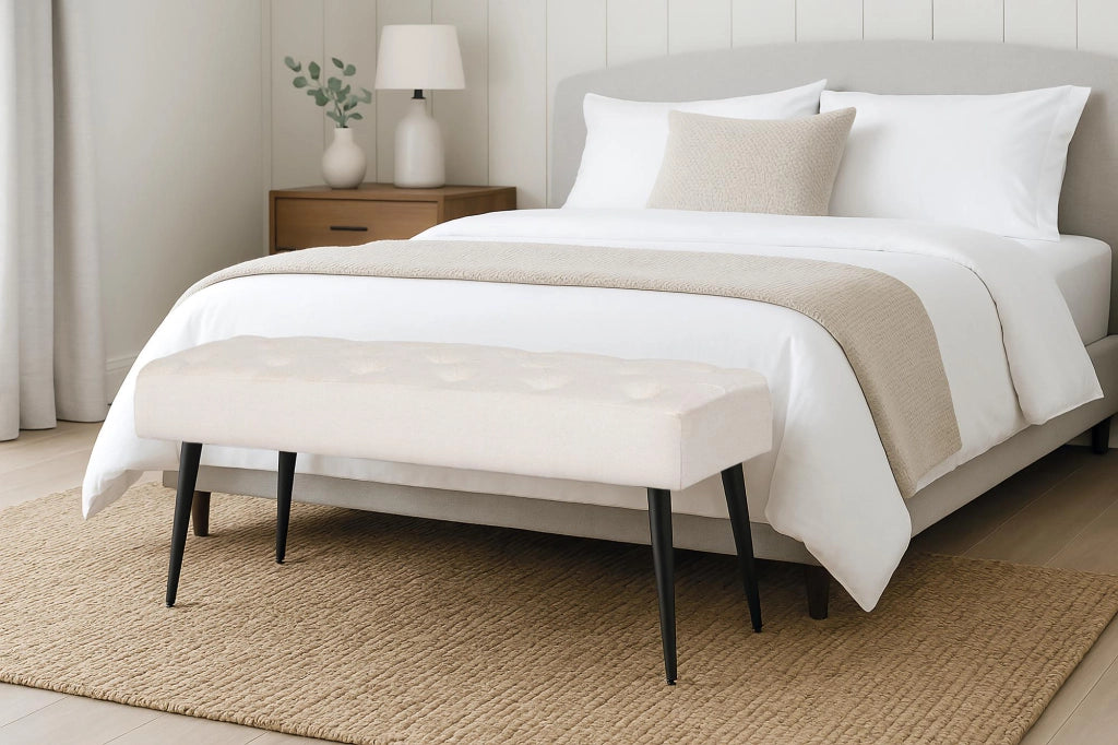 Panca in tessuto beige con gambe in ferro nero