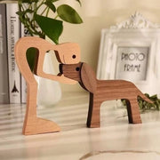 Decorazioni in legno di scultura, figure di legno di un cane di famiglia, figurine di cane, persone astratte con figurine di cane, oggetti decorativi a mano, regali creativi di un cane con lavorazione di legno (stile A)