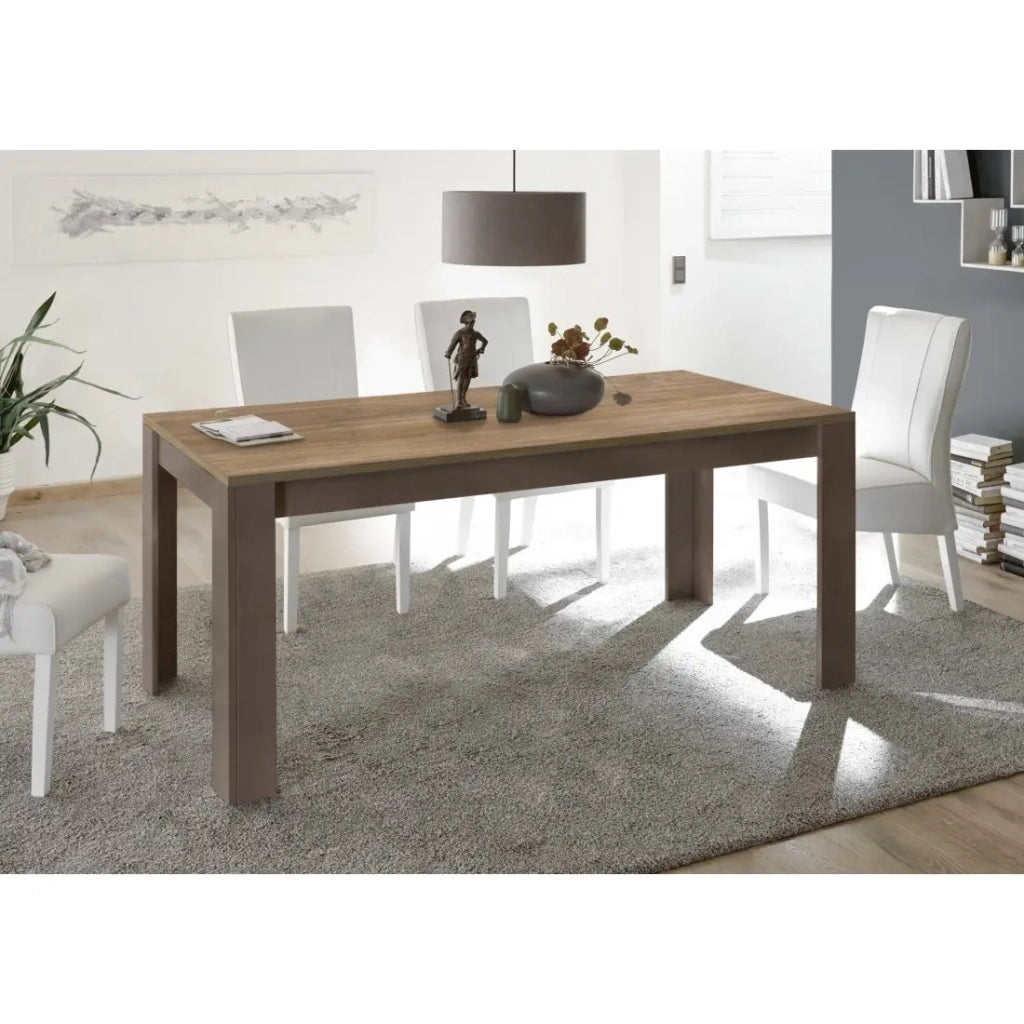 Tavolo da 180cm per sala da pranzo FANZY. Decorazione in rovere chiaro.