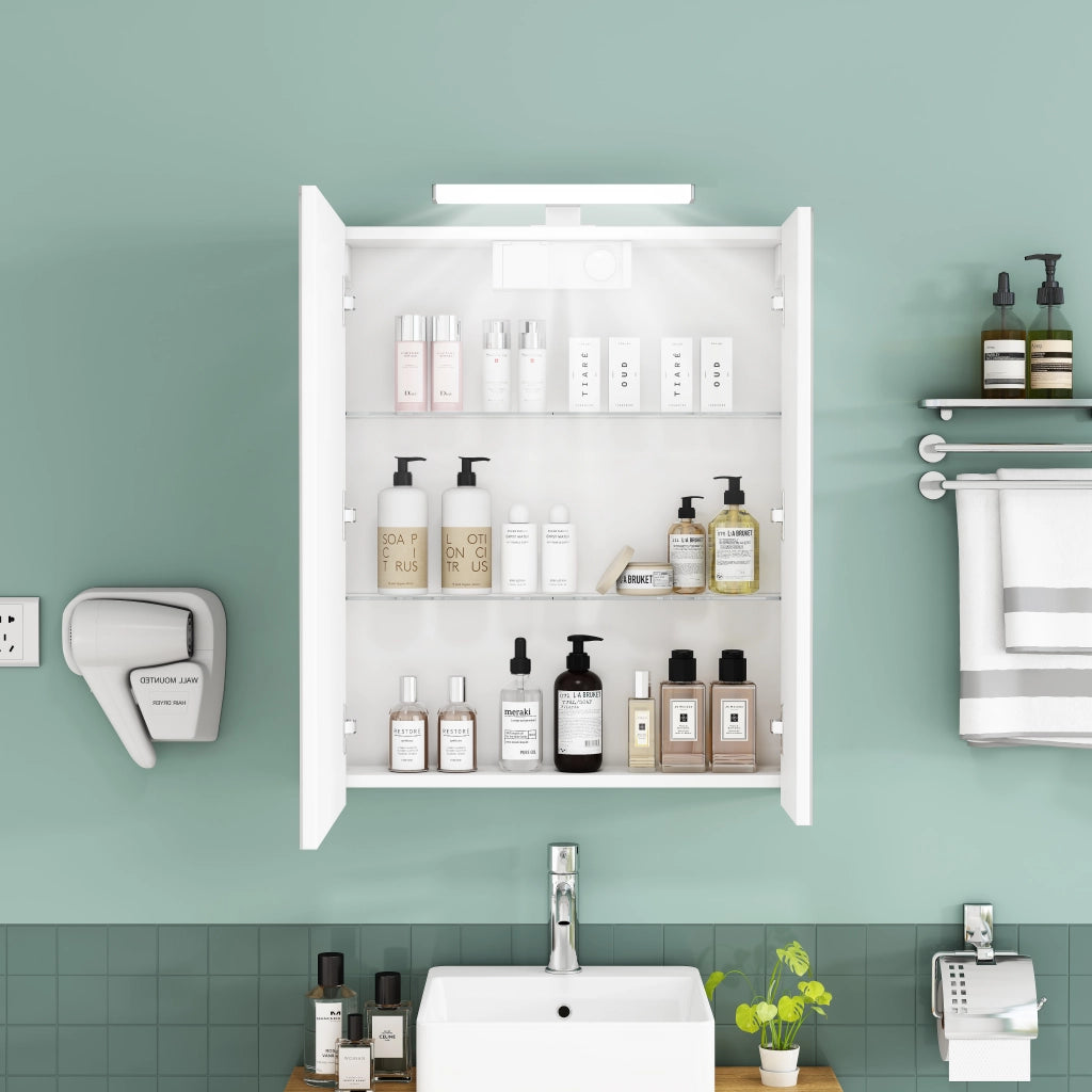 Mobile con specchio con 2 ante asimmetriche; ripiani in vetro regolabili; LED e presa integrata per bagno; bianco