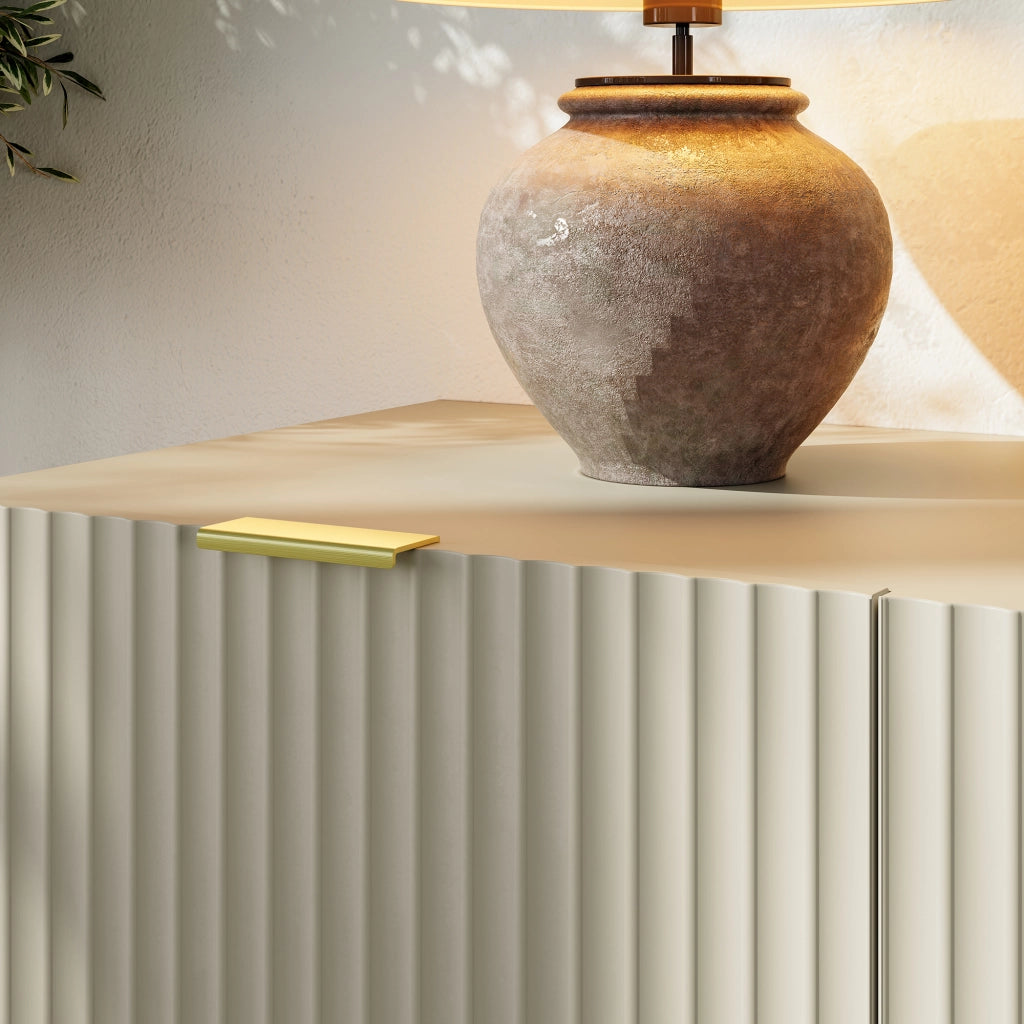 Credenza Nand Madia con 3 Ante Scanalate 120x40x76 cm color Sabbia [en.casa]