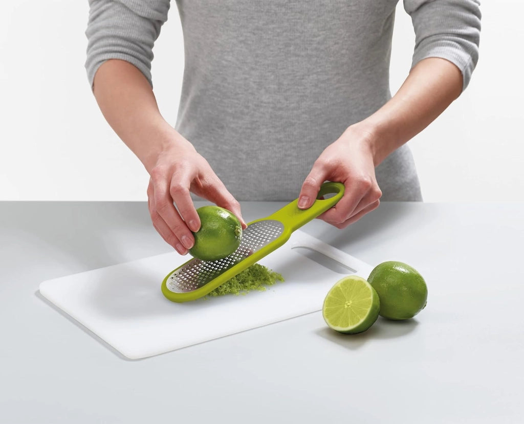 Joseph Joseph Duo Set di grattugie da cucina, 2 pezzi, grattugia formaggio e verdura, gratta limoni e agrumi manuale, fori larghi e fini, azzurro/verde