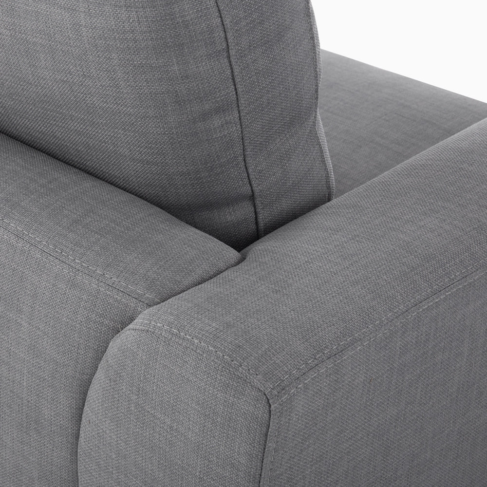 Divano ad angolo con rivestimento in tessuto grigio chiaro a forma di L con orientamento a versione sinistra