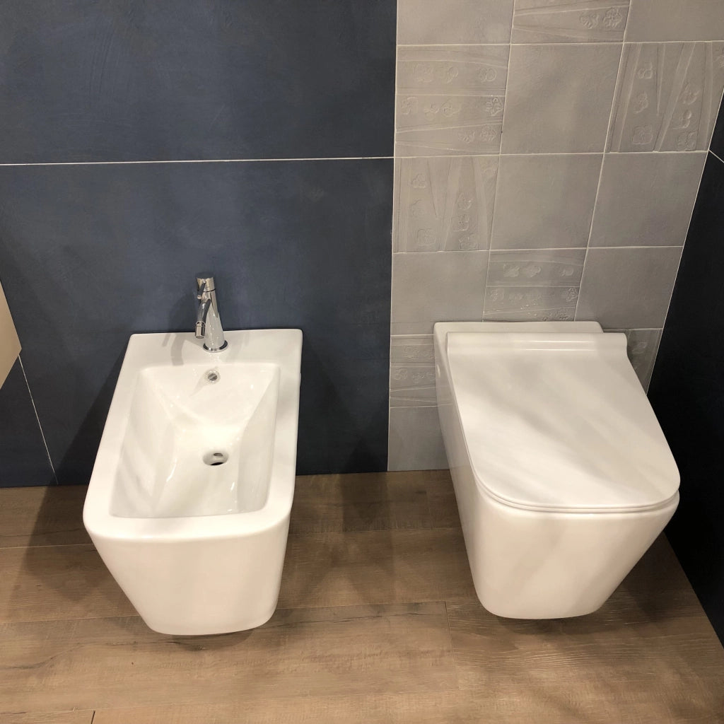 Sanitari sospesi filo muro, linea squadrata