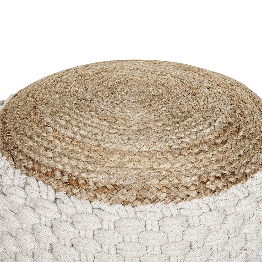 Pouf ottomano bianco e beige in cotone lavorato a maglia, iuta e perline EPS, poggiapiedi rotondo di piccole dimensioni 50 x 35 cm in stile bohémien.