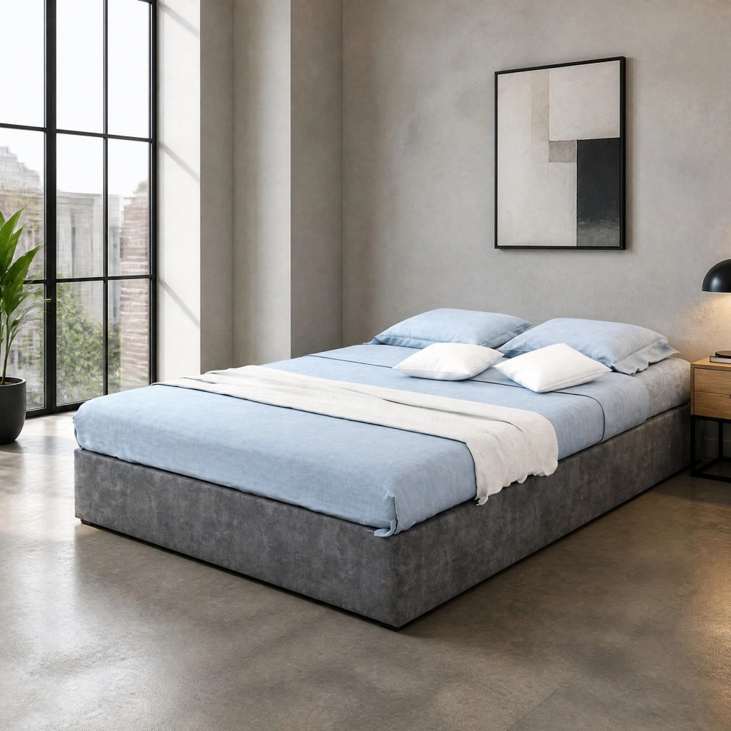 Letto matrimoniale 140x200 cm con rete a doghe; testiera geometrica in tessuto; grigio