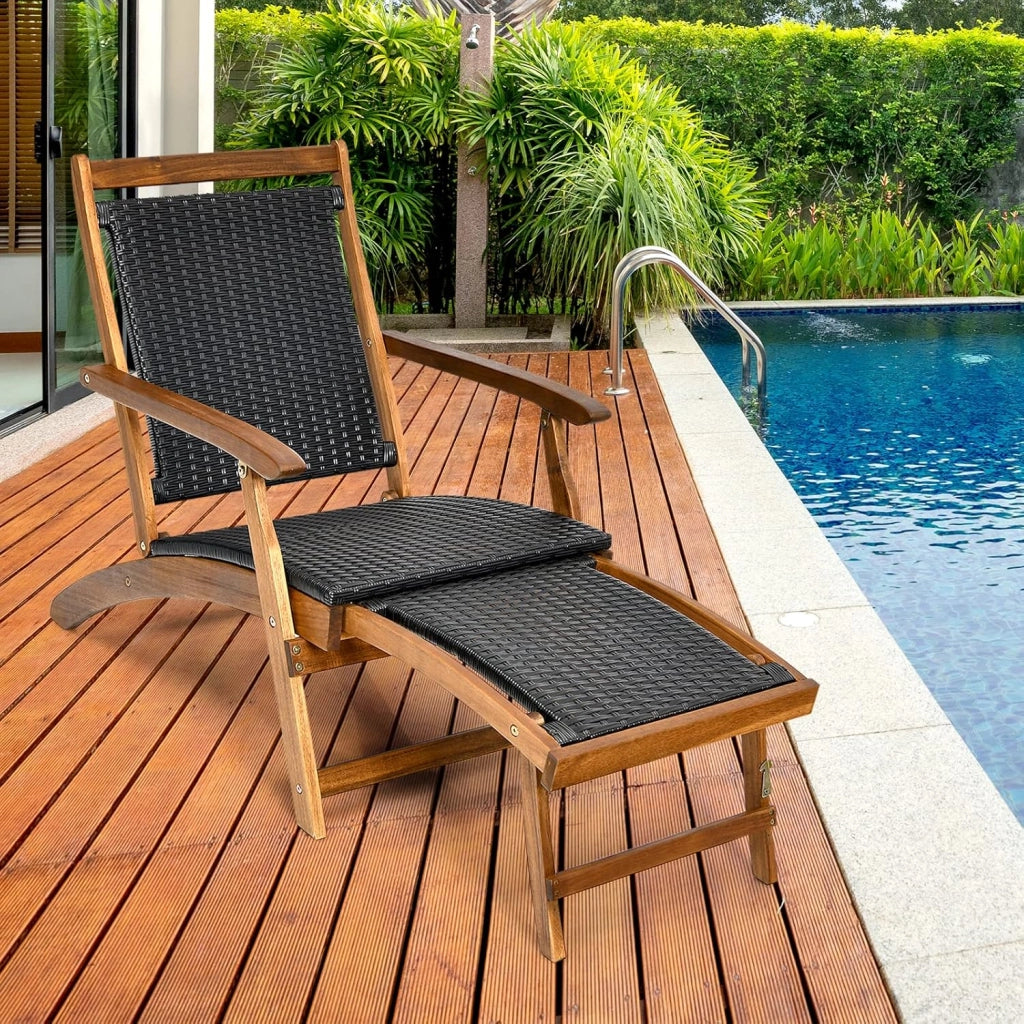 Sedia a Sdraio da Esterno con Poggiapiedi Telescopico, Schienale e Sedile in Rattan, Poltrona Pieghevole con Struttura in Legno Massello per Giardino, Cortile, Portata 160 kg