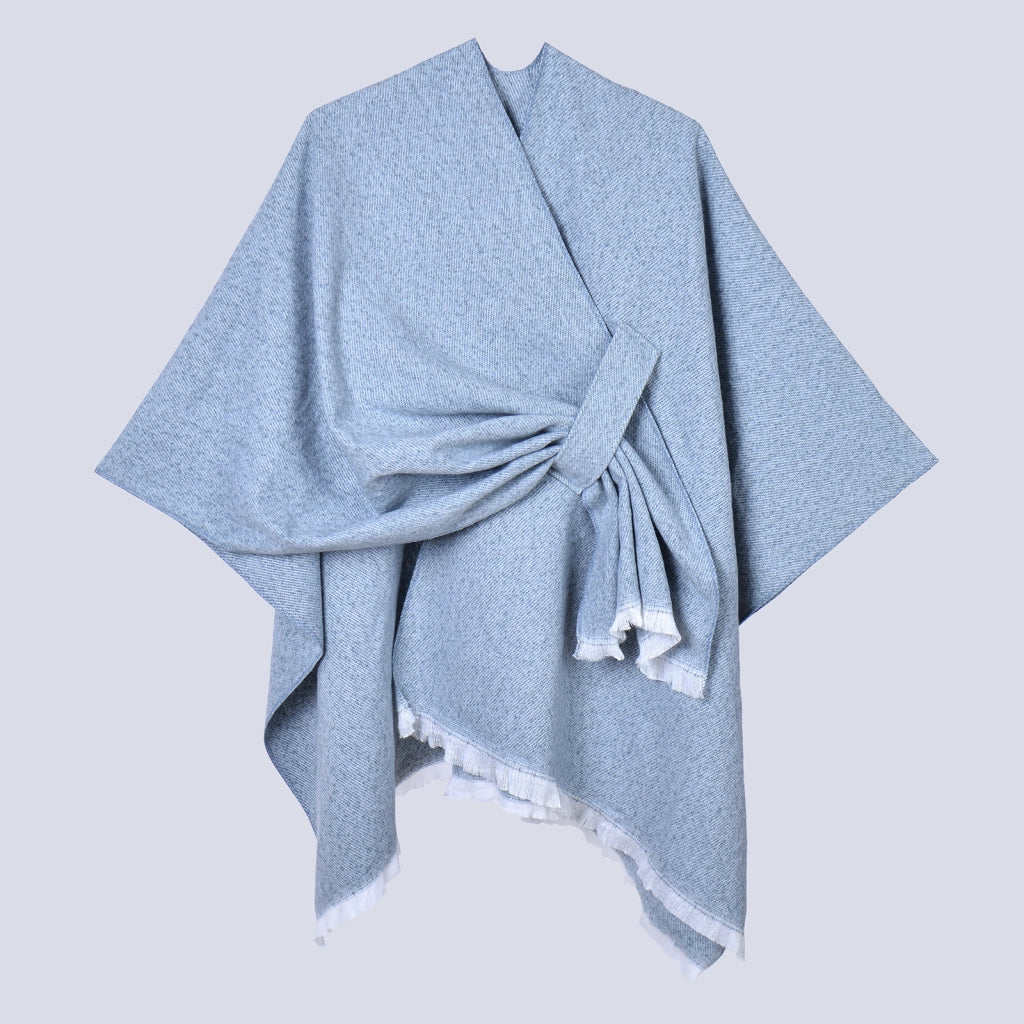 Mantella da donna con spacco diagonale e laccetti a pois color fango, con frange.