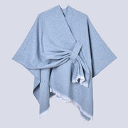 Mantella da donna con spacco diagonale e laccetti a pois color fango, con frange.