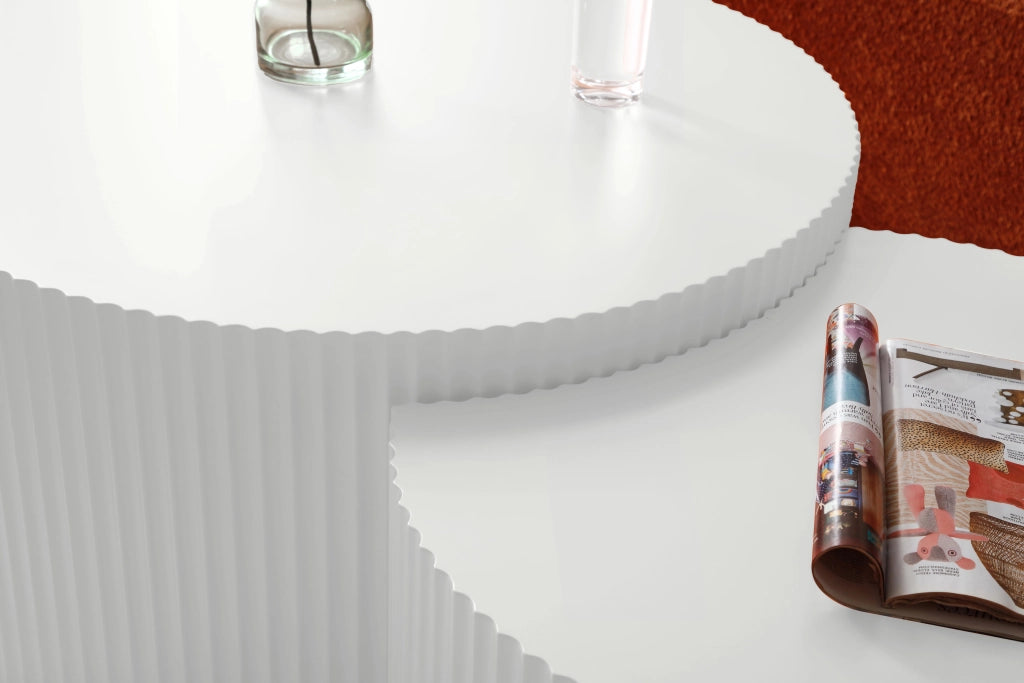 Tavolini da salotto impilabili con 2 elementi e bordo ondulato; in MDF; bianco; per soggiorno