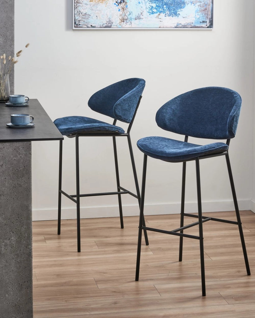 Set di 2 sgabelli da bar con sedile imbottito in tessuto blu marino senza braccioli schienale curvo stile moderno