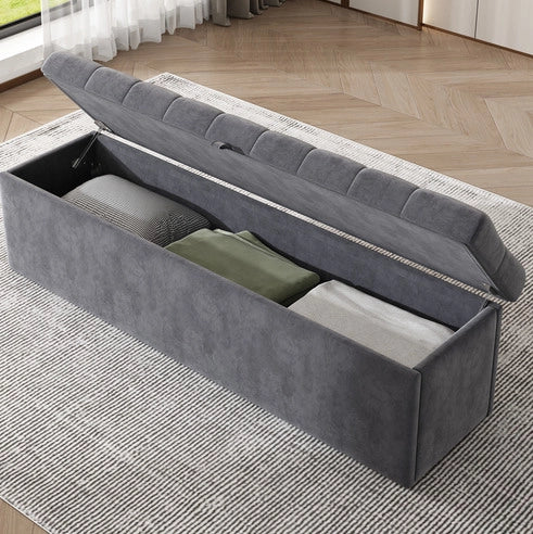 Letto imbottito 140x200 cm con contenitore; testiera alta e dettagli con rivetti in velluto grigio