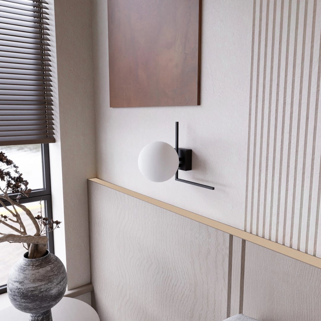 Lampada da soffitto IMAGO in acciaio nero e vetro opale