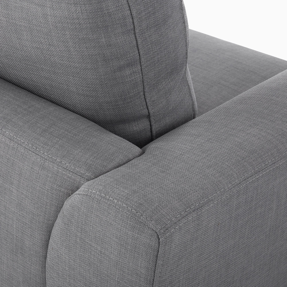 Divano ad angolo con rivestimento in tessuto grigio chiaro a forma di L con orientamento a versione destra