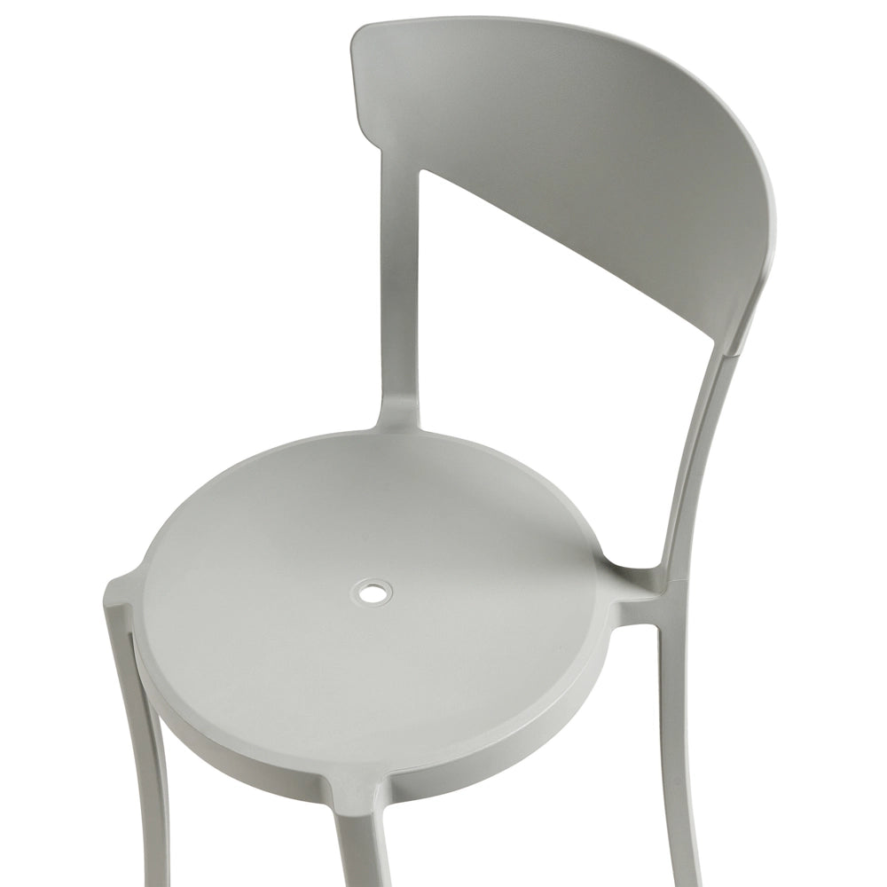 Set di 4 sedie moderne da interno ed esterno in plastica di colore grigio chiaro stile moderno contemporaneo