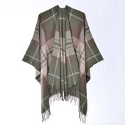 Sciarpa scozzese a quadri con frange, un classico e versatile scialle/mantella da donna con spacchi.