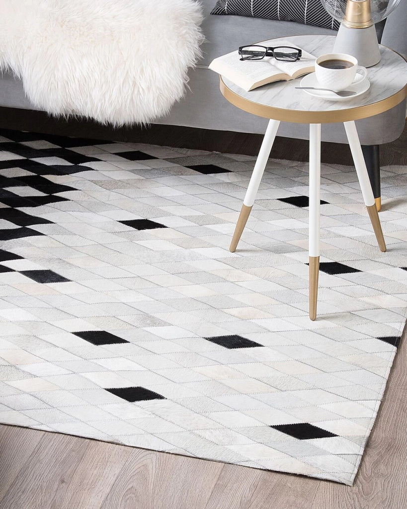Tappeto Bianco e Nero in Pelle 140 x 200 cm Moderno Patchwork Fatto a Mano