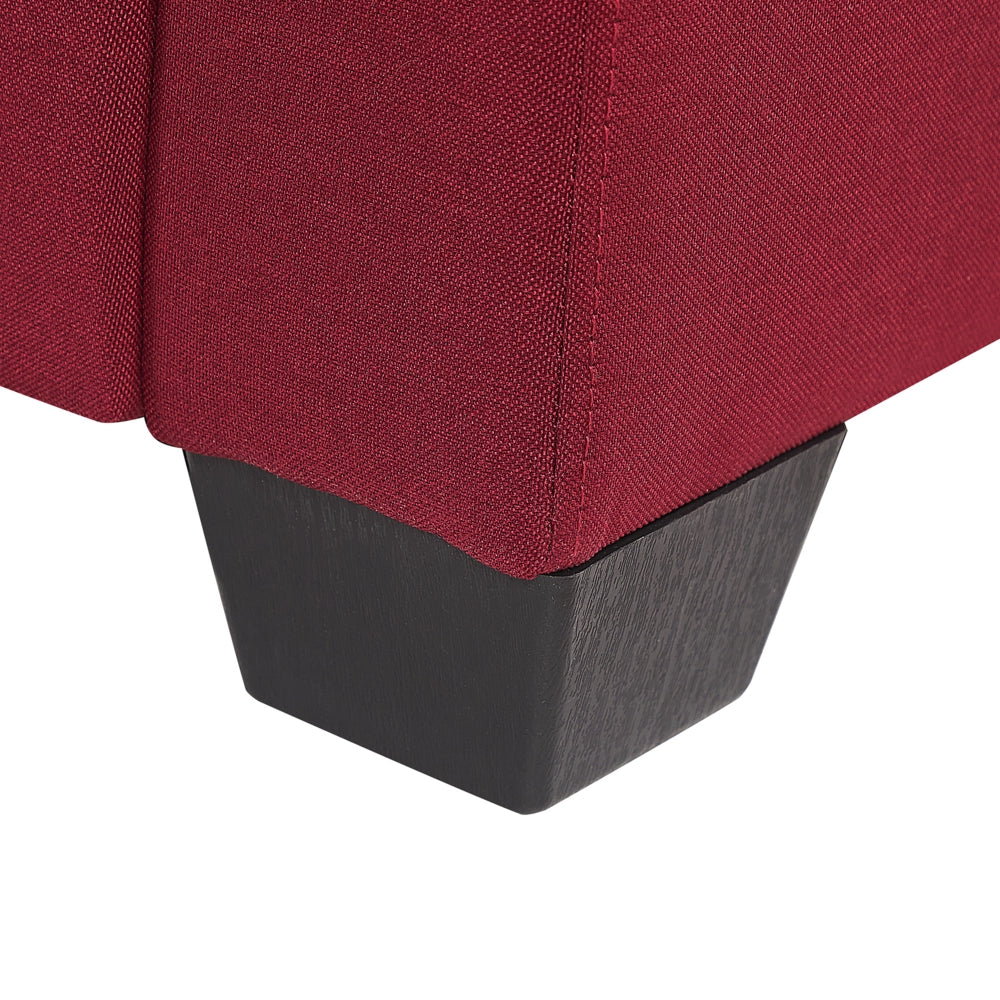 Divano ad angolo in tessuto rosso scuro con gambe nere in stile minimalista. Soggiorno