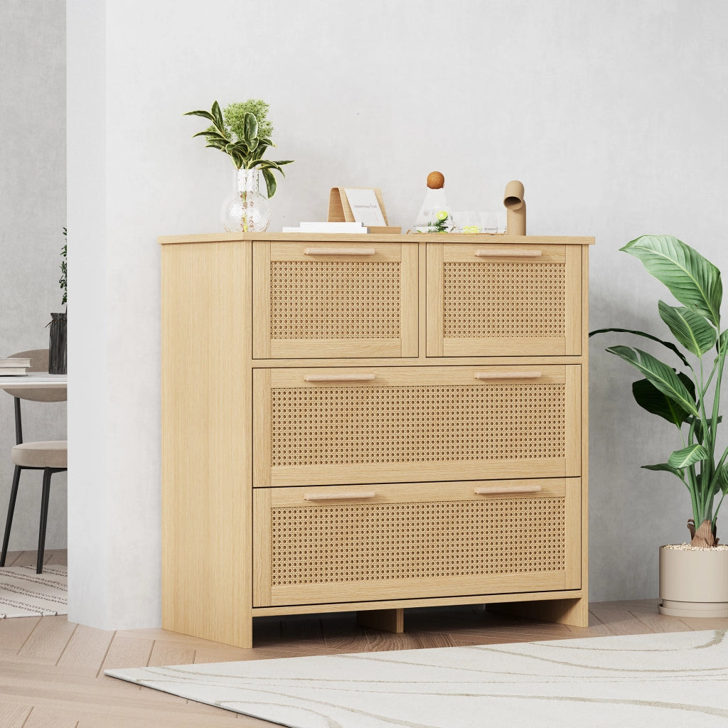 Comodino cassettiera in rattan naturale a 4 cassetti, struttura in MDF e maniglie in legno massello, 80x80x38 cm