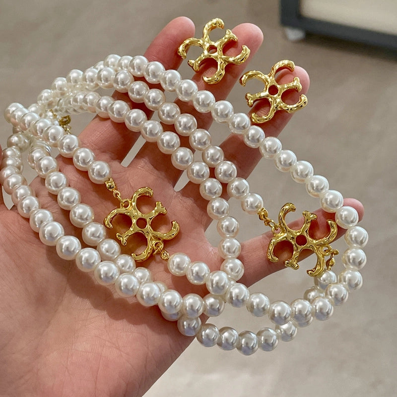 Set di collana e orecchini in metallo con perle, dal design retr¨° francese, stile cortese, elegante e raffinato, con catenina per clavicola da donna.