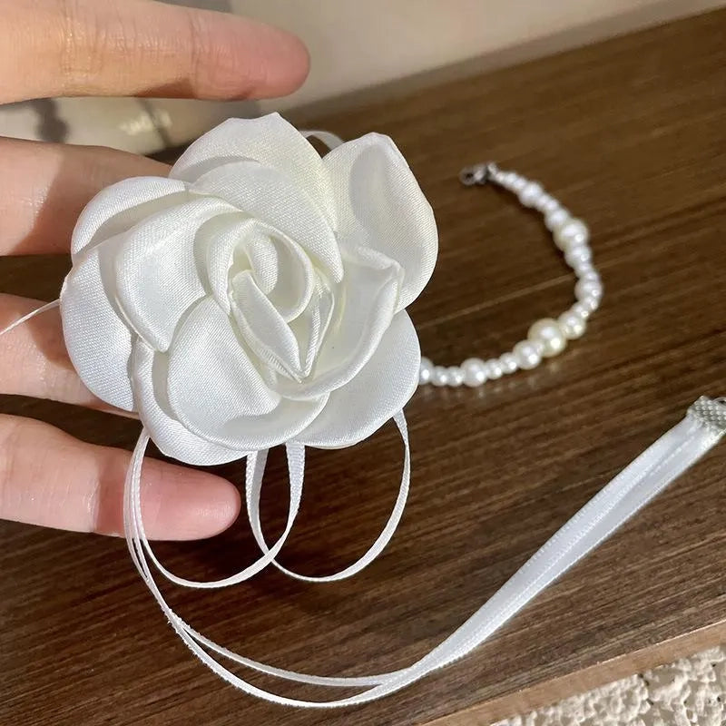 Collana girocollo vintage fatta a mano con rosa bianca, fiocco e perle, regalo di Natale o compleanno.