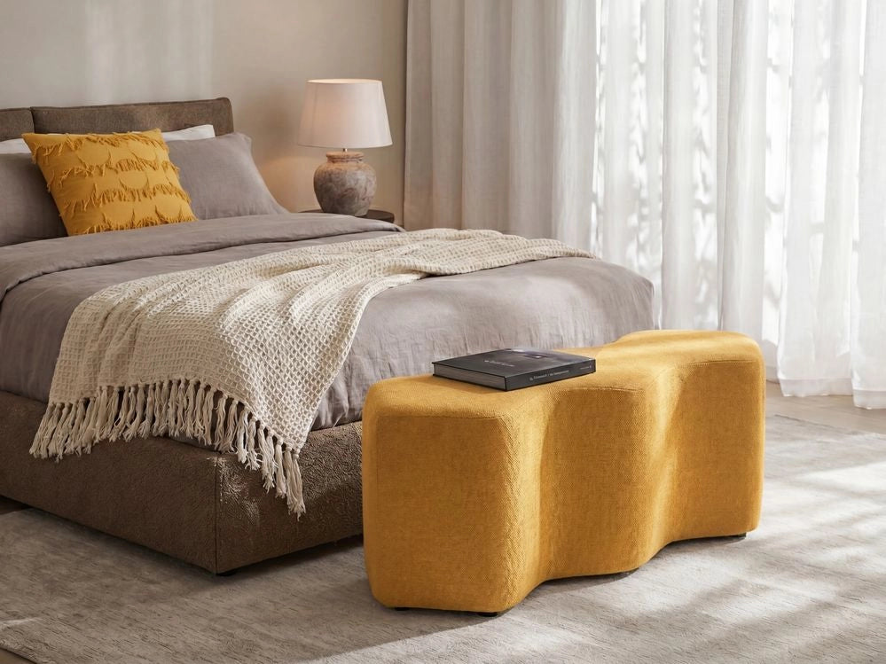 Pouf imbottito in tessuto per camera da letto e soggiorno 86 x 30 forma irregolare giallo senape stile scandinavo