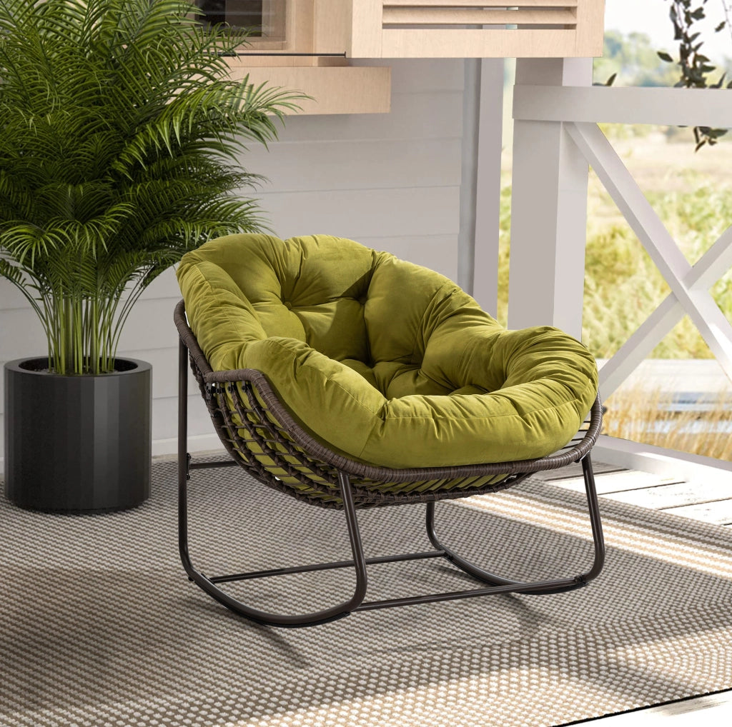 Sedia a dondolo oversize in rattan sintetico e acciaio; 78x106x90 cm; verde oliva