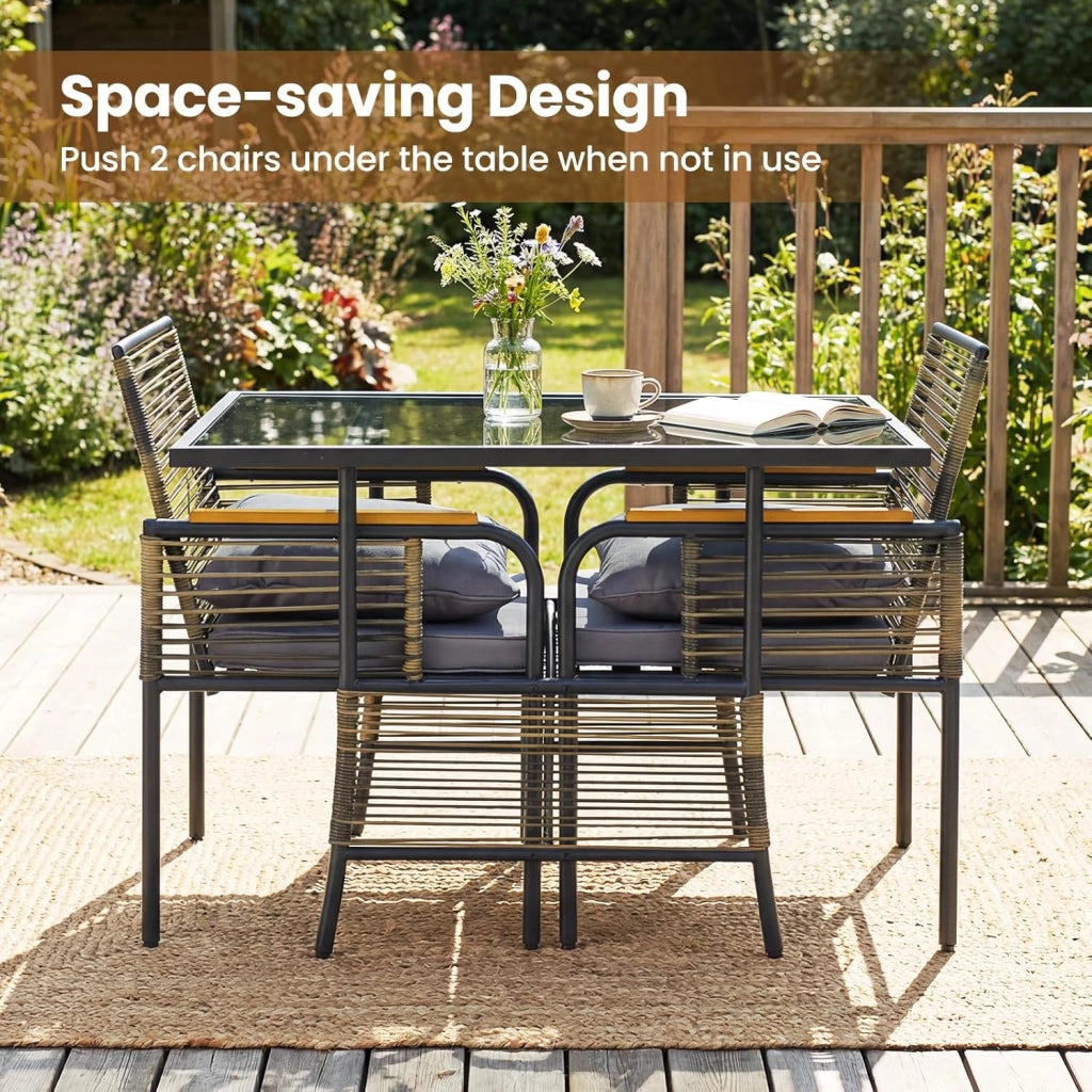 Set Mobile da Giardino in PE Rattan, Tavolo e 2 Sedie con Piano in Vetro Temperato, Cuscini Morbidi e Braccioli in Legno-Plastica, Salotto da Estemo per Cortile, Patio, Piscina (Grigio)