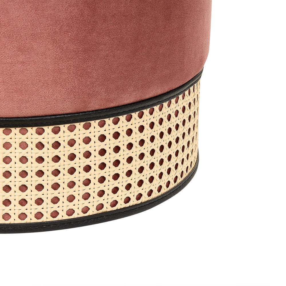 Pouf imbottito in velluto rosa e rattan intrecciato a forma di anello solido glamour