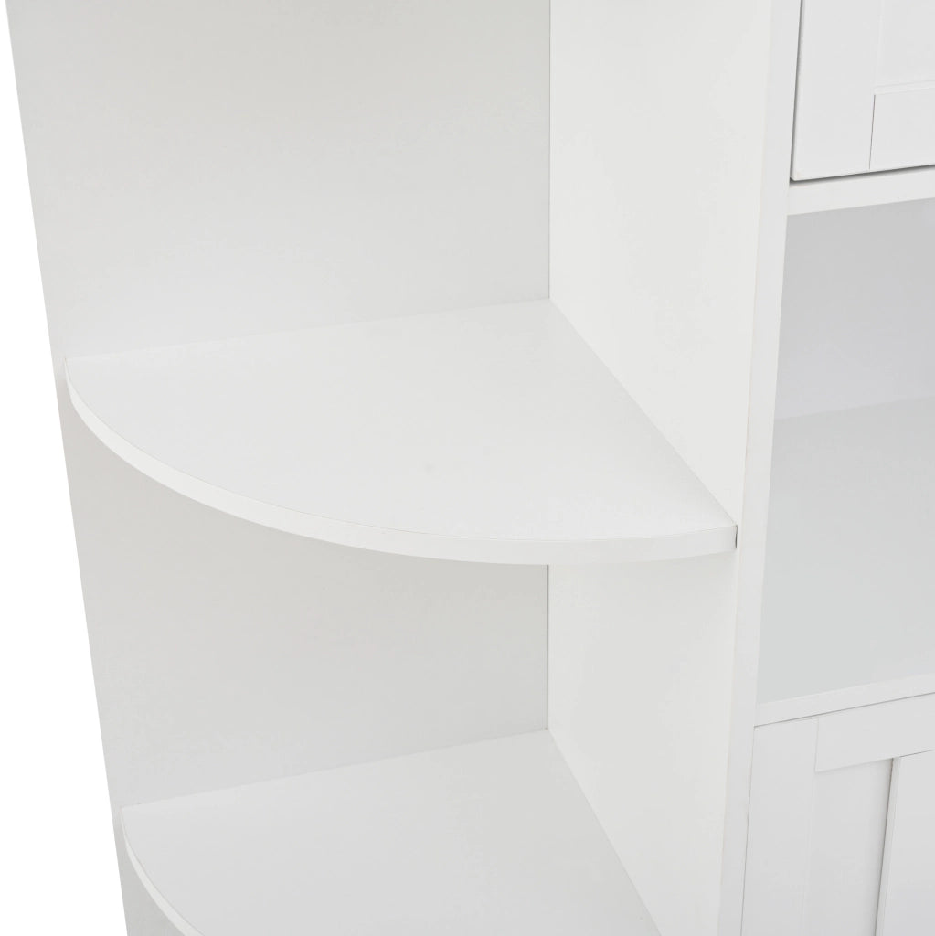 Vetrina angolare 104 x 35 x 155 cm con 3 vani chiusi; 2 cassetti e 6 vani aperti; bianca